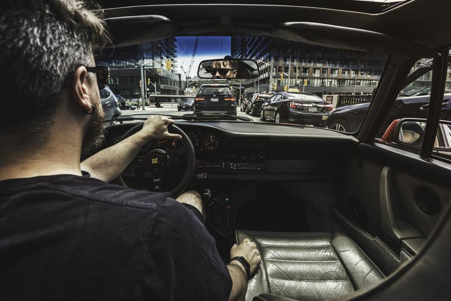 Un chauffeur nous conduit dans la circulation