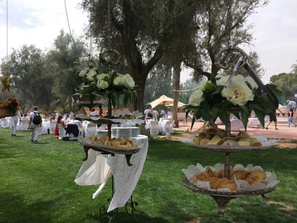 Garden party, fleurs et desserts marocains !