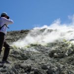 Photographe en action devant les vapeurs soufrées de Vulcano