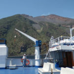En ferry devant le Stomboli