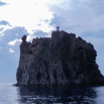 Stromboli, le phare en haut de l'ancienne colonne de lave dans la mer