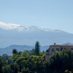 Vue du Stomboli enneigé depuis Taormine