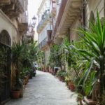 Syracuse, rue tranquille, remplie de plantes en pot