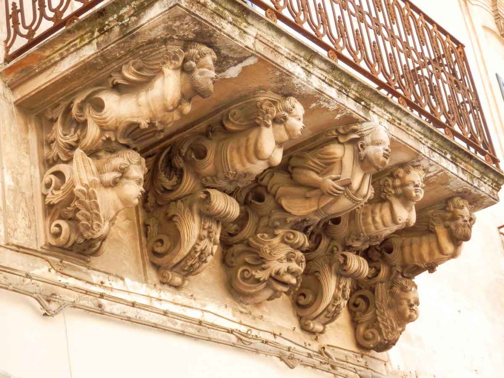 Balcons à Noto, soutenus par des sculptures très élaborées