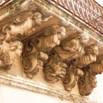 Balcons à Noto, soutenus par des sculptures très éléborées