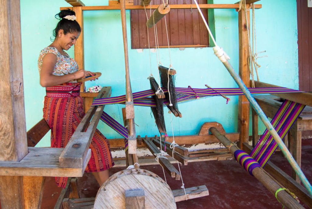 Guatemala - San Juan de la Laguna- métier à tisser en bois