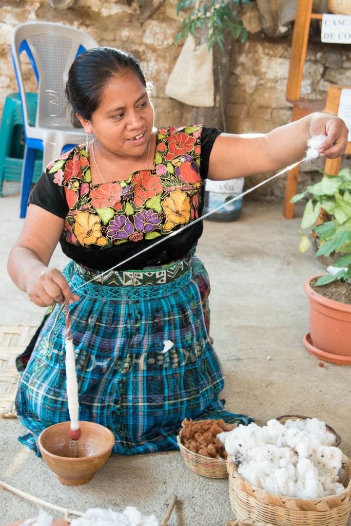 Guatemala - San Juan de la laguna - filage du coton