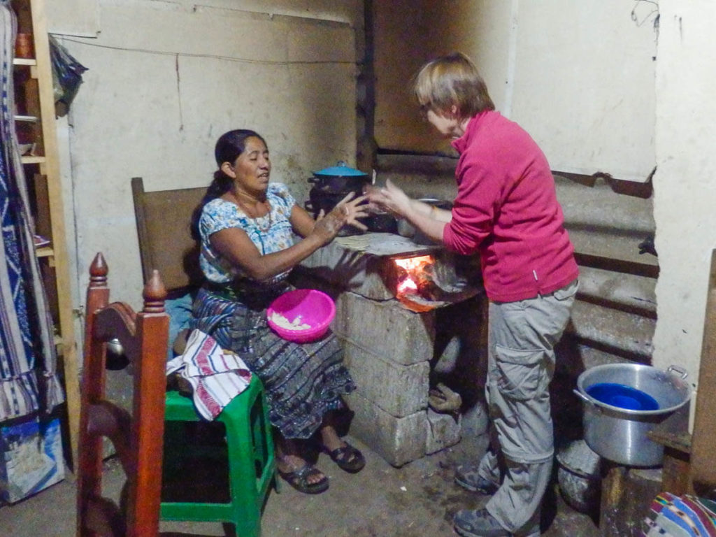 Guatemala - San Juan de la Laguna - confection de galettes