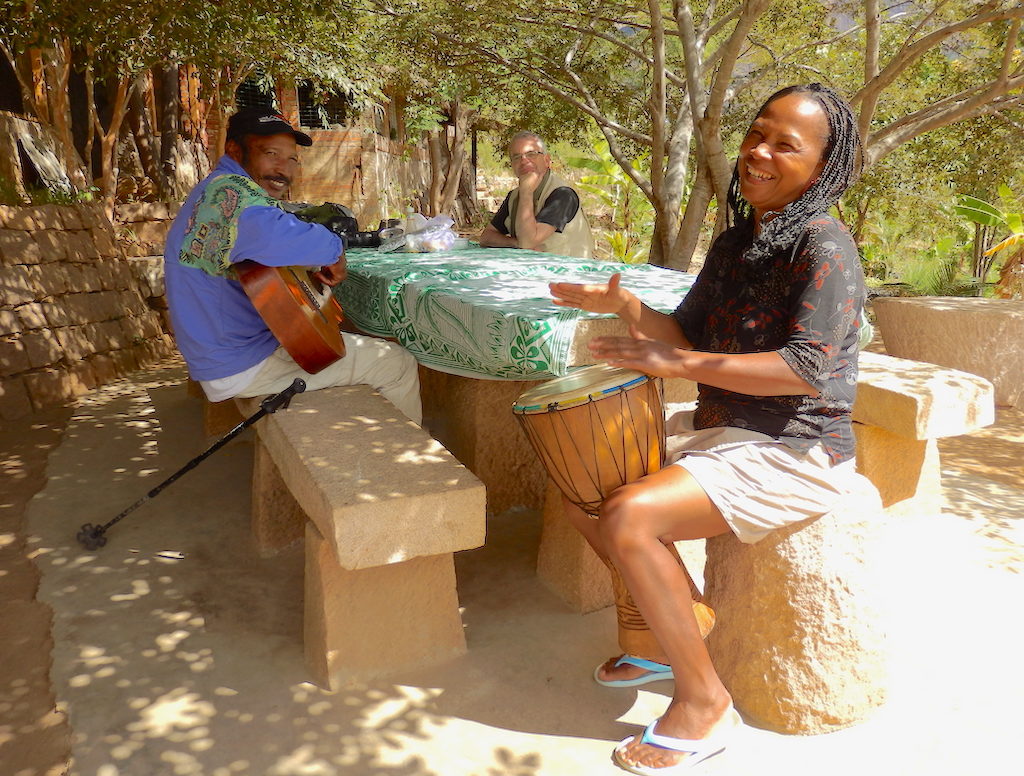 Madagascar - Vallée de Tsaranoro, pique-nique en musique avec Jean-Paul du camp Catta et Séraphine
