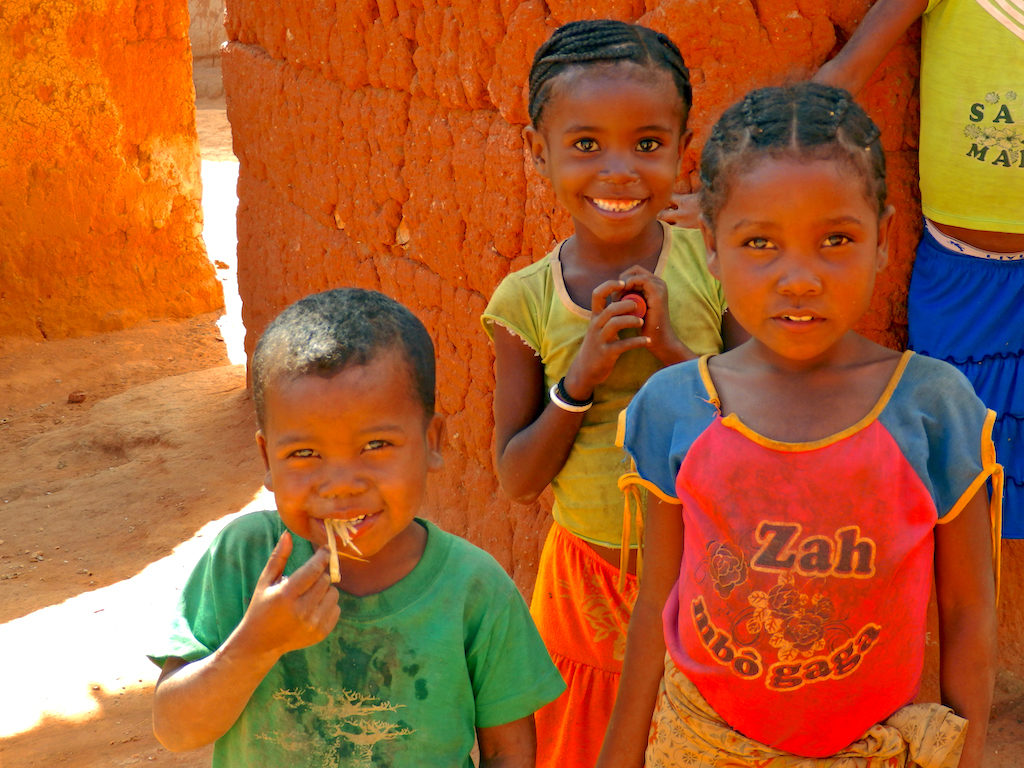 Madagascar - village de Tsaranoro, d'autres enfants approchent