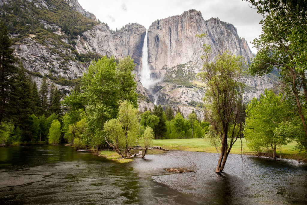 cascade et rivière à Yosemite Valley 