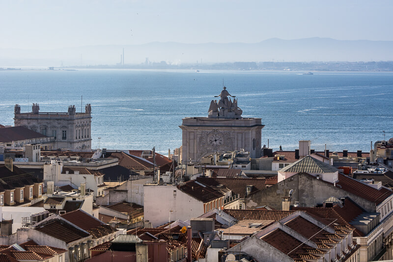 Lisbonne - vue matinale depuis l'élévateur Santa Justa
