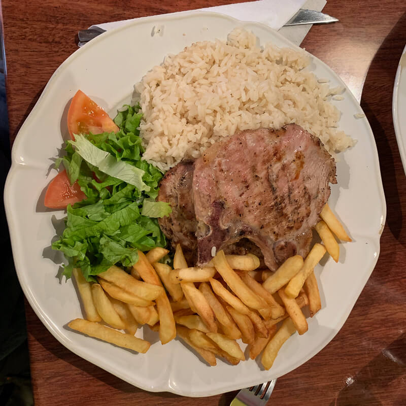 Lisbonne - Alfama, un plat de morue pour quelques euros