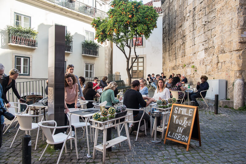 Lisbonne - petite place de l'Alfama