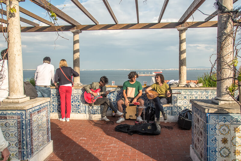 Lisbonne - ambiance bohème au mirador de Santa Catarina