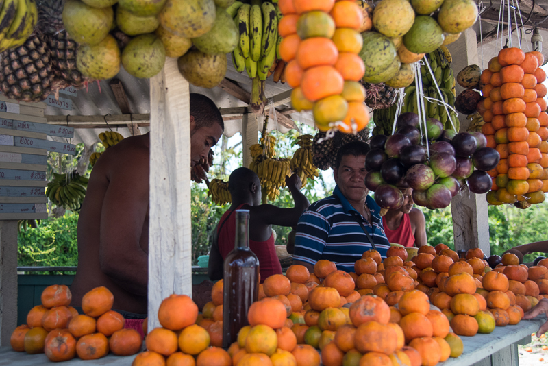 Cuba - vente de fruits sur la route entre Santiago et Baracoa