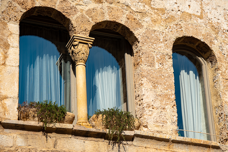 Saint Guilhem le désert, détail d'une fenêtre dans la rue principale