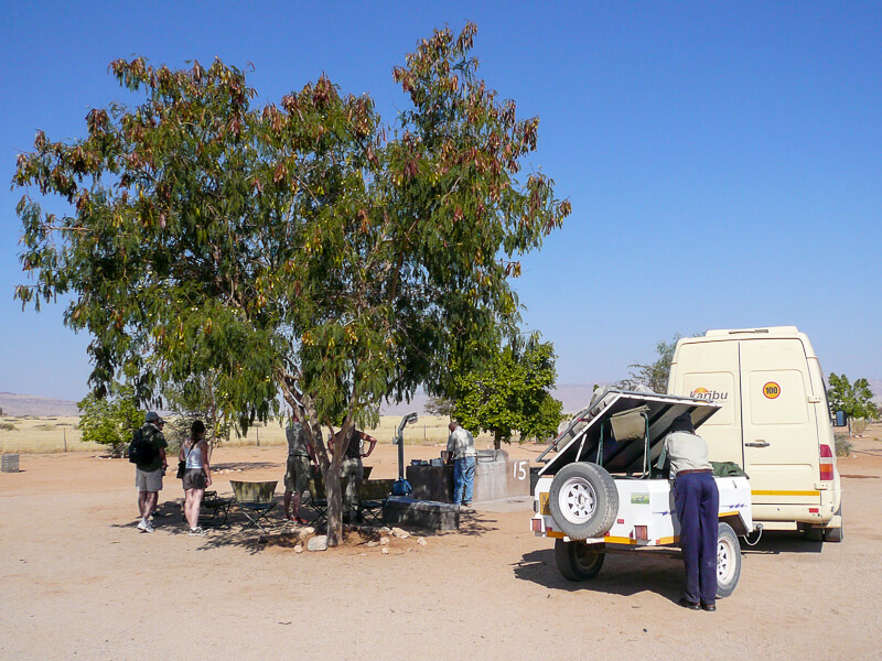 Afrique australe -Namib - Pause déjeuner à un point d'eau
