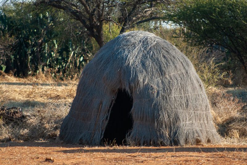 Afrique australe - Botswana, habitation traditionnelle des bushmen au Kalahari