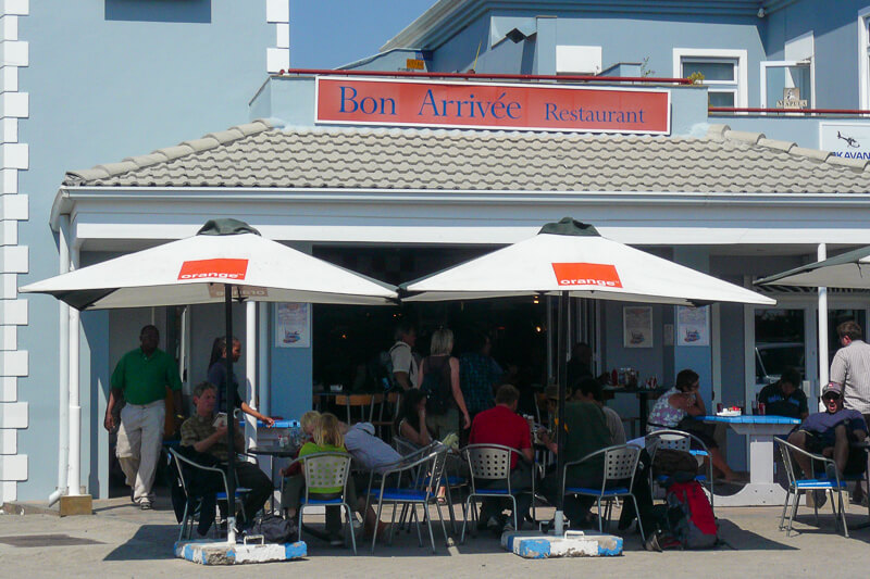Afrique australe, Botswana - Le bar de l'arrivée à Maun où réserver son survol du delta de l'Okavango en avion