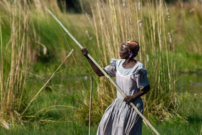 Afrique australe, Botswana - Conductrice de mokoro dans le delta de l'Okavango