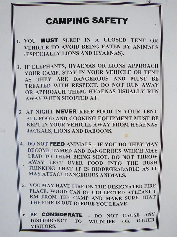 Afrique australe - Botswana. Consignes dans le camp près de Salute