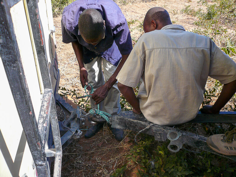 Afrique australe - Botswana. un brelage va consolider l'attache de la remorque système