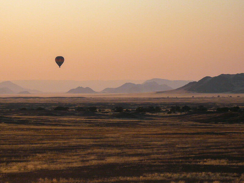 Afrique australe -Namib - Montgolfière au lever du jour sur le parc de Naukluft
