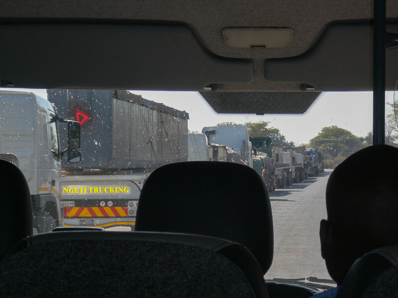 Afrique australe - Frontière Botswana Zambie, on remonte une très longue file de camions