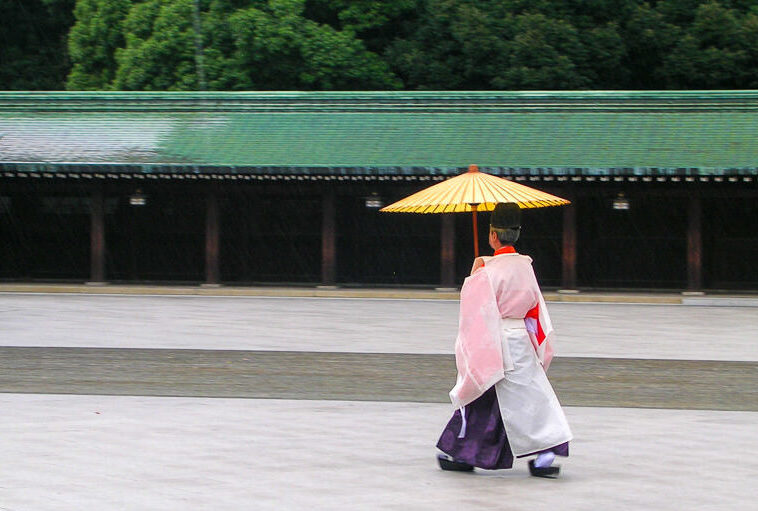 Japon,Tokyo - Quartier Arajuku, prêtre sous la pluie au temple Meiji-junku