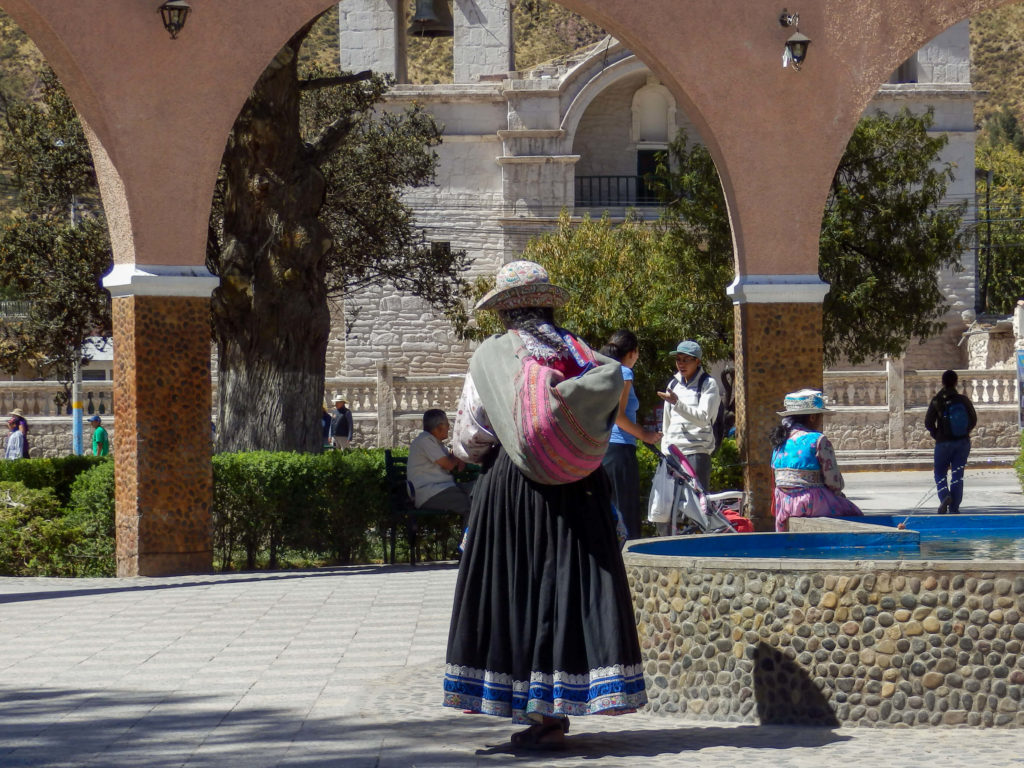 Pérou, Chivay - autour de la fontaine
