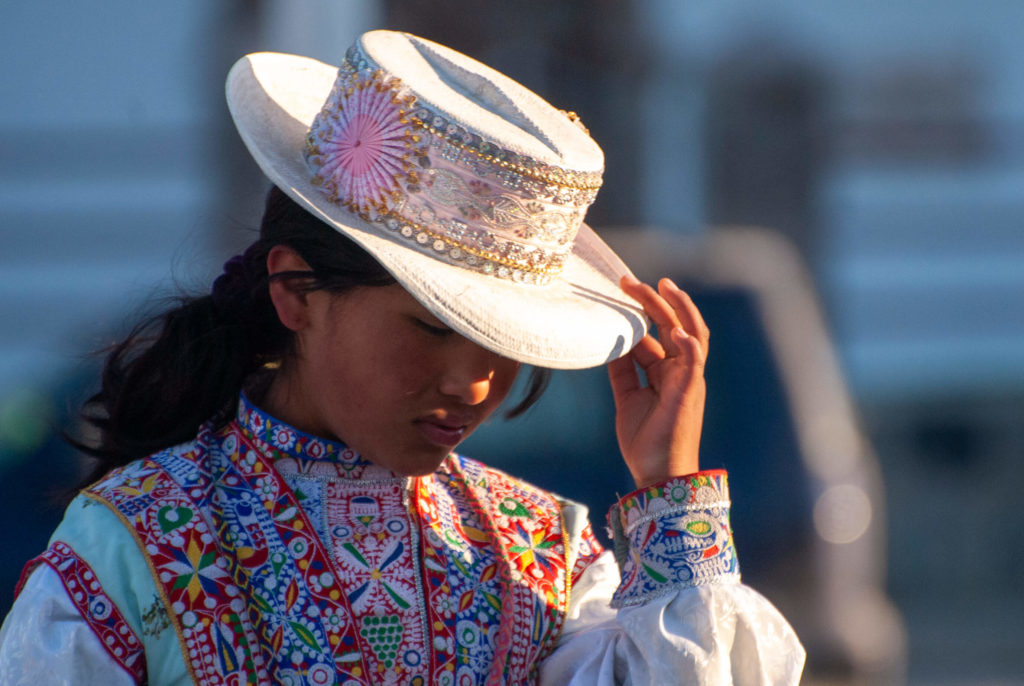 Pérou, Chivay - Danses matinales par les élèves de l'école de Yanque pour financer un voyage scolaire