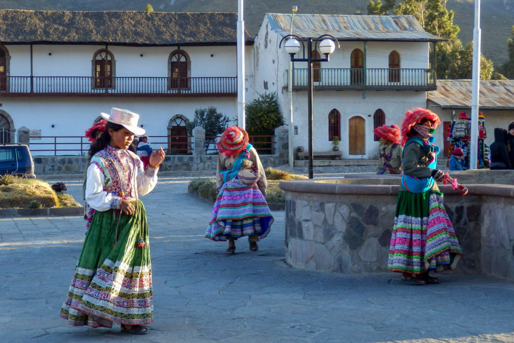 Pérou, Chivay - Danses matinales par les élèves de l'école de Yanque pour financer un voyage scolaire