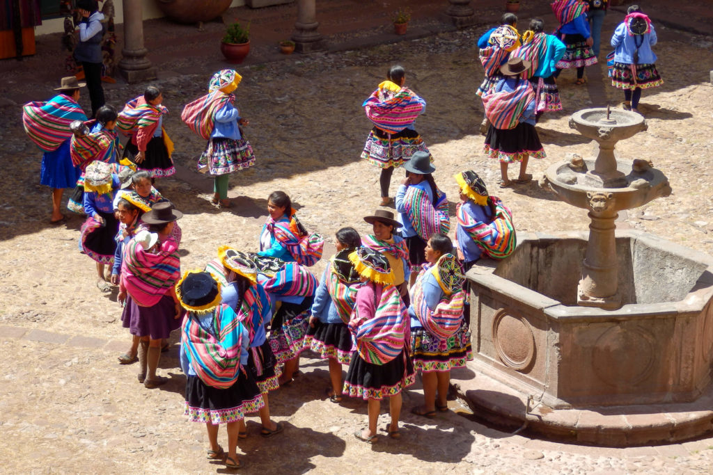 Pérou, Cuzco - femmes visitant le musée