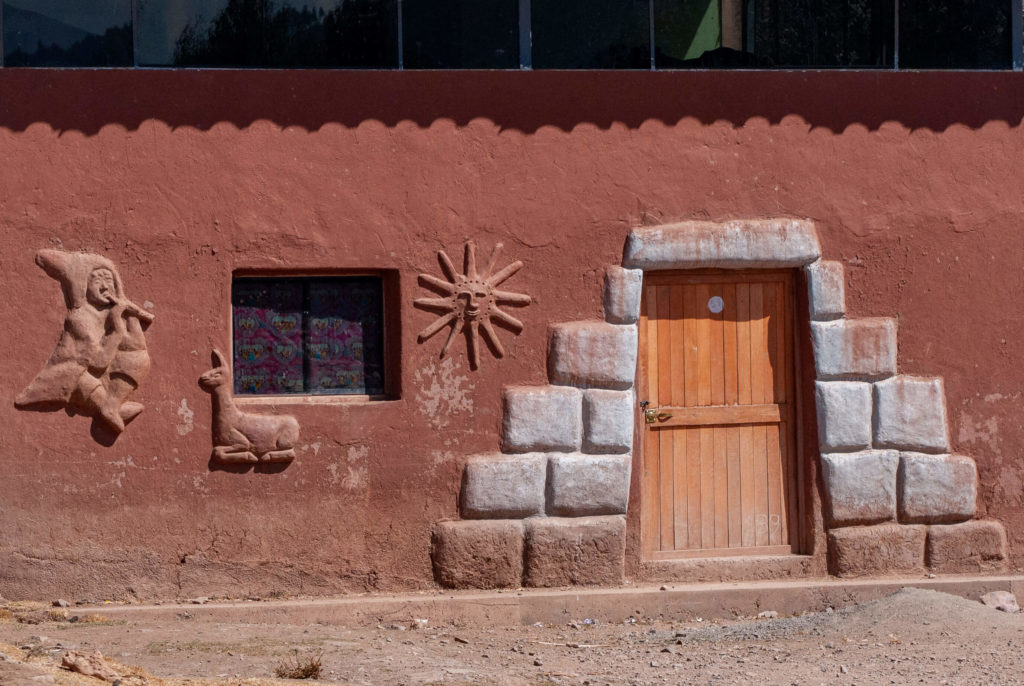 Pérou, Cuzco - maison à décoration Inca