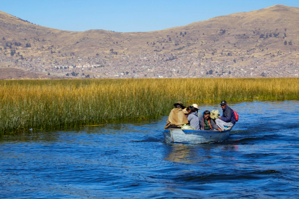 Pérou, lac Titicaca - Totoras et refletsEntre les iles flottantes