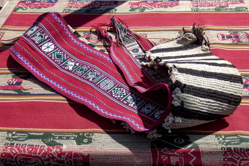 Pérou, lac Titicaca -Ile Taquile, ceinture traditionnelle avec cheveux de la mariée