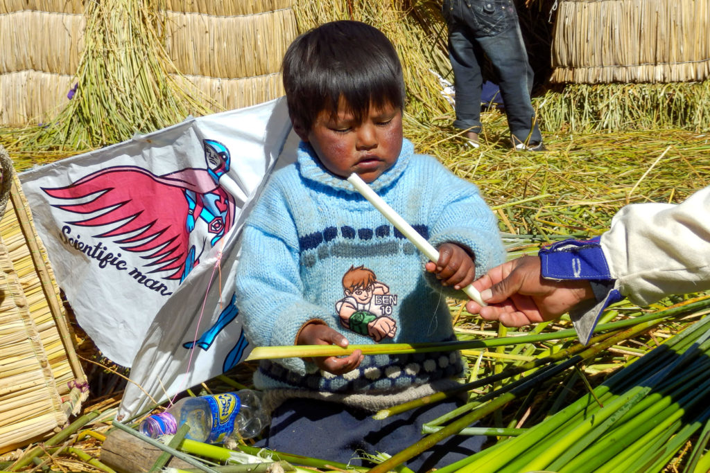 Pérou, lac Titicaca - Enfant Uros