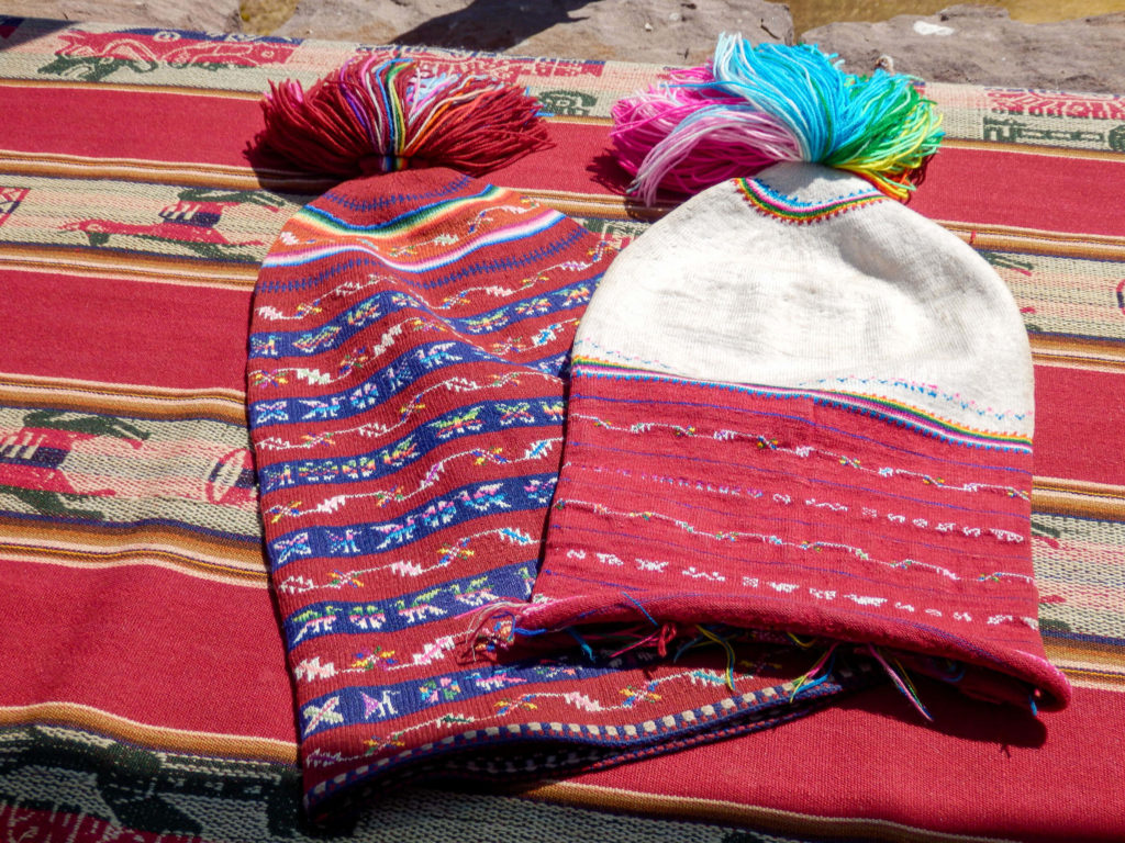 Pérou, lac Titicaca -Ile Taquile, artisanat, bonnets d'hommes
