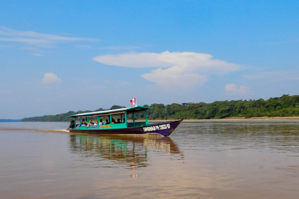 Pérou, Amazonie -Bateau à touristes le Rio Madre
