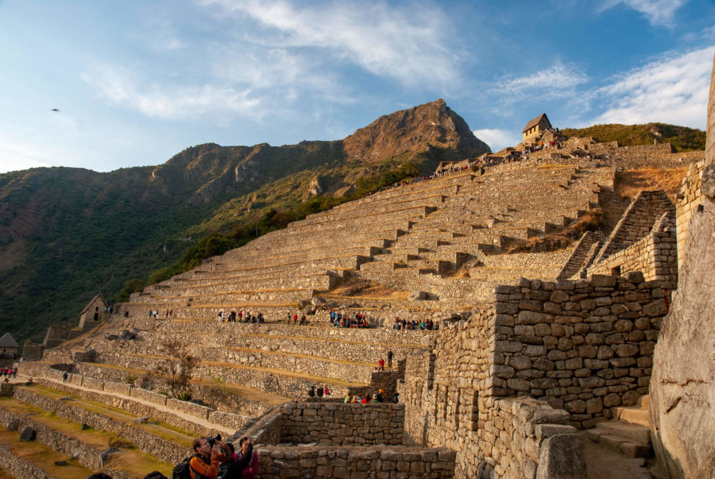 Pérou, Machu Picchu - Vue sur les terrasses au soleil au Machu Picchu