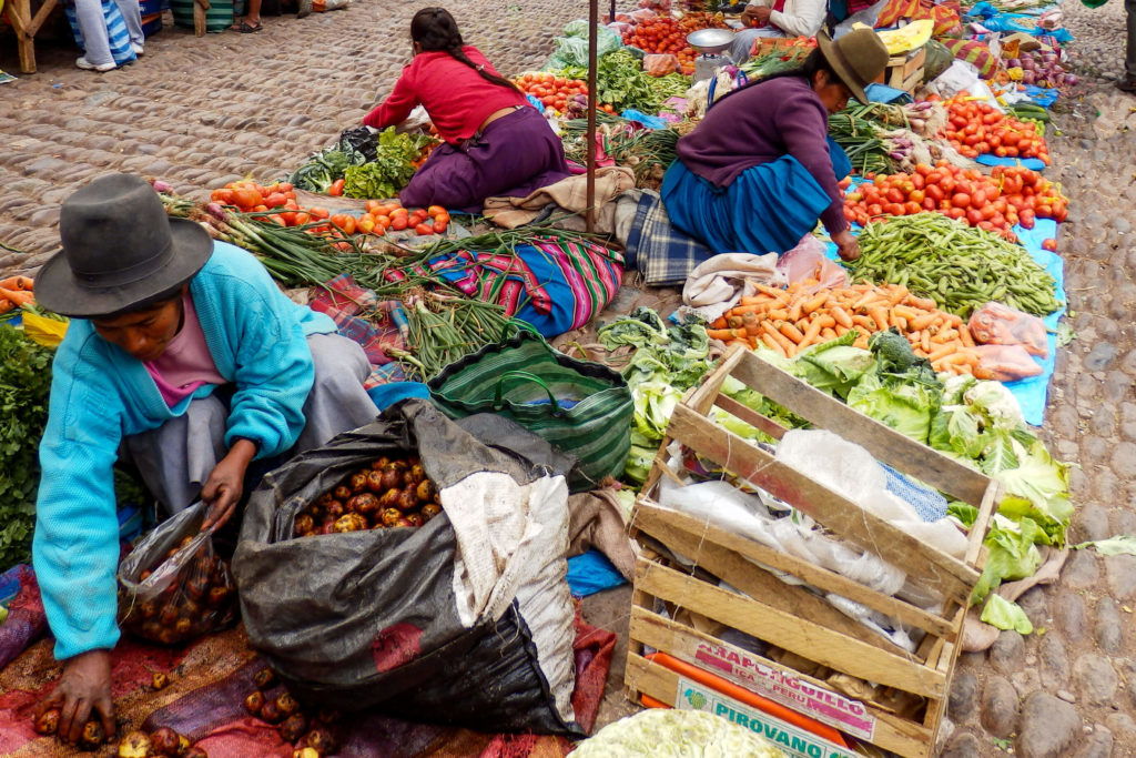 Pérou, Vallée sacrée - Fruits et légumes au marché de Pisac