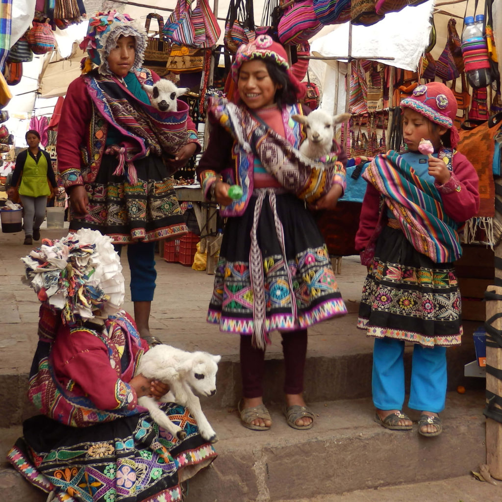 Pérou, Vallée sacrée - Enfants au marché de Pisac