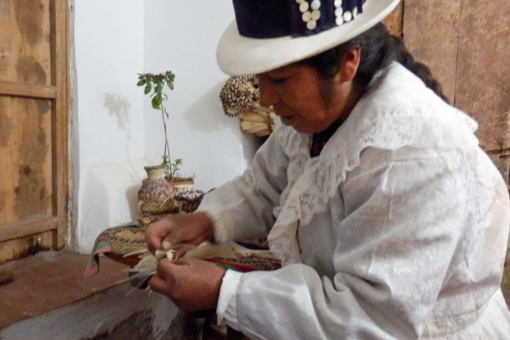 Pérou, Vallée sacrée - Maras,chez nos hôtes, atelier de tressage de feuilles de maïs