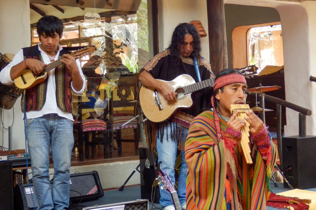 Pérou, Vallée sacrée - Tarabamba, musiciens au restaurant