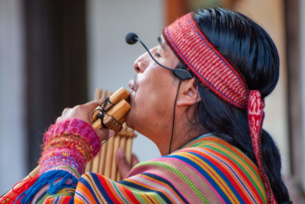 Pérou, Vallée sacrée - Tarabamba, joueur de flutes de andes au restaurant