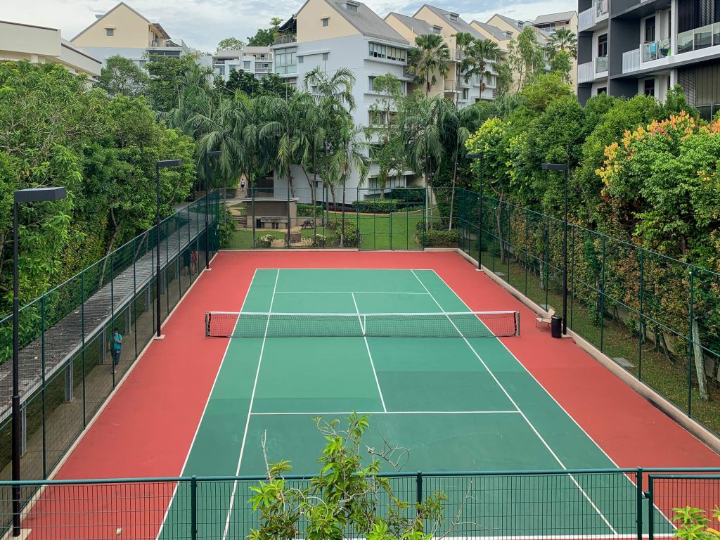 Singapour - Court de tennis en partie ombragé dans un condo
