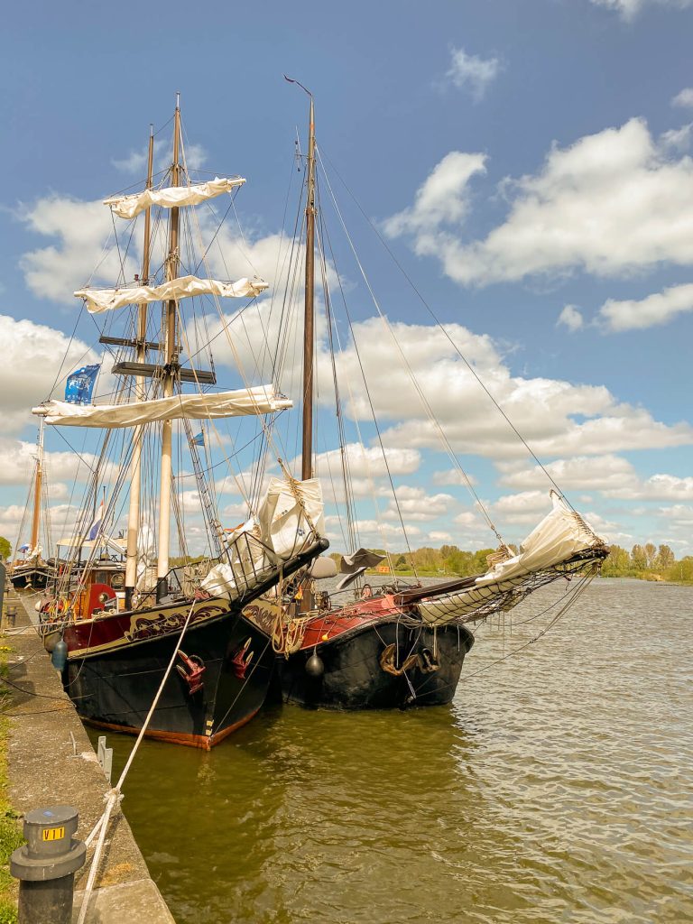 Pays-bas, Kampen - voilier sur la rivière IJssel