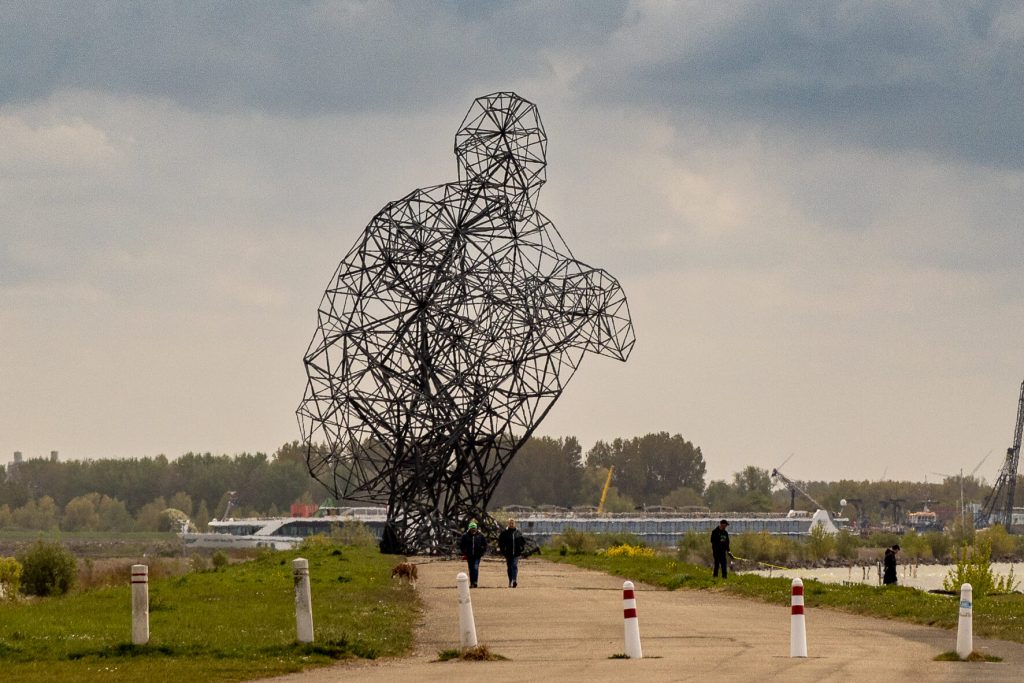 Pays-Bas, Lelystad, Statue géante dominant mer et polders