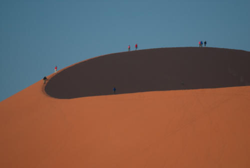 Afrique australe -Namib, - les personnages donnent la taille des dunes de Sossusvlei